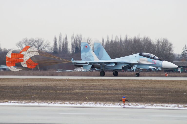 Многоцелевой истребитель СУ-30СМ приземлился во время тренировки на отборочном этапе конкурса Авиадартс-2017 в Крымске