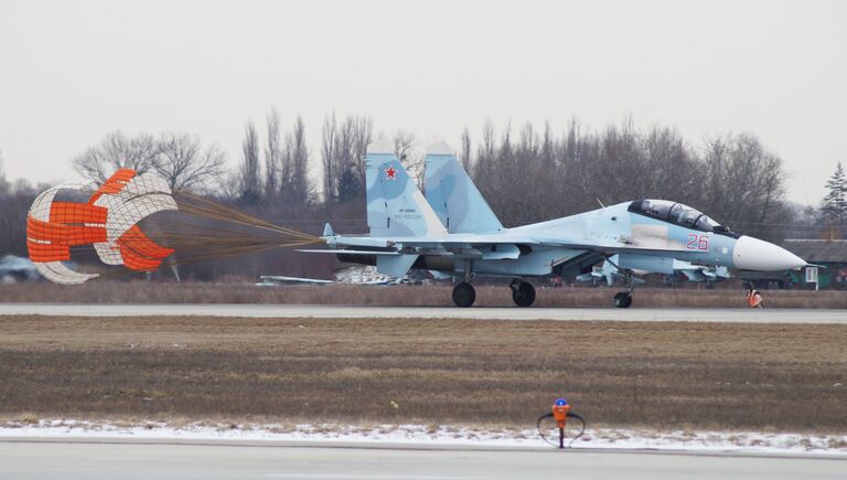 Многоцелевой истребитель СУ-30СМ приземлился во время тренировки на отборочном этапе конкурса Авиадартс-2017 в Крымске