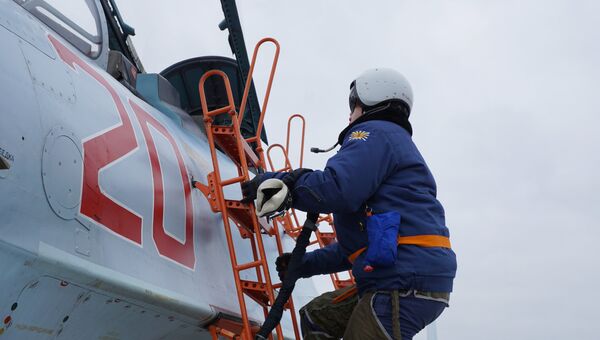 Пилот поднимается в кабину многоцелевого истребителя СУ-30СМ перед началом тренировки на отборочном этапе конкурса Авиадартс-2017 в Крымске