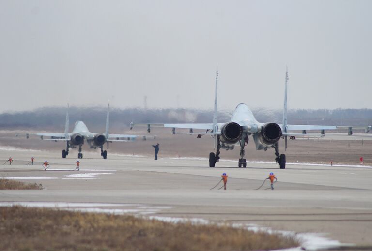 Многоцелевые истребители СУ-30СМ во время тренировки на отборочном этапе конкурса Авиадартс-2017 в Крымске