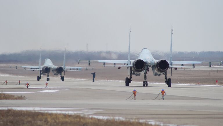 Многоцелевые истребители СУ-30СМ во время тренировки на отборочном этапе конкурса Авиадартс-2017 в Крымске