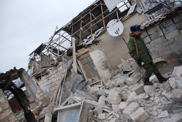 Бойцы народной милиции ДНР у разрушенного дома в селе Коминтерново Донецкой области