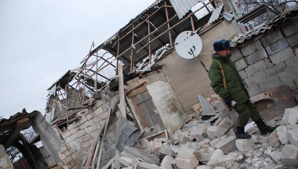 Бойцы народной милиции ДНР у разрушенного дома в селе Коминтерново Донецкой области