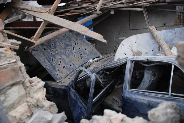 Обломки автомобиля в разрушенном гараже в селе Коминтерново Донецкой области