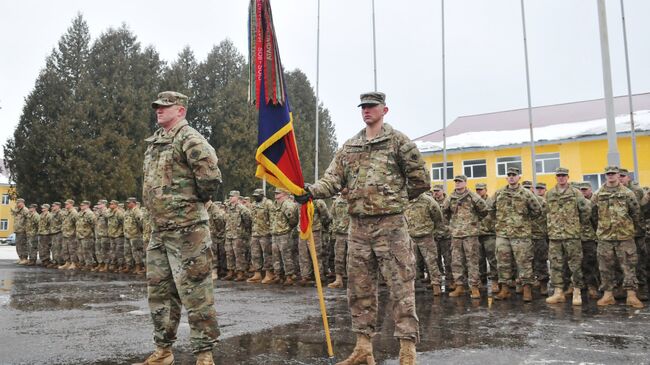 Американские инструкторы во время церемонии открытия очередного этапа подготовки подразделений ВСУ по программе Объединенной многонациональной тренировочной группы - Украина 