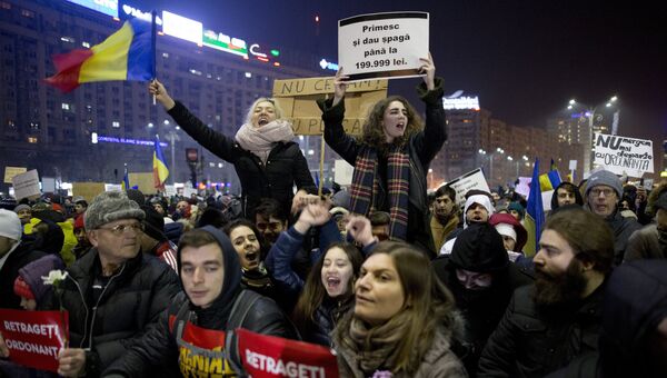 Участники антиправительственного протеста в Бухаресте