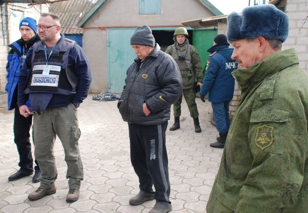 Представители ОБСЕ и бойцы народной милиции ДНР в селе Коминтерново Донецкой области