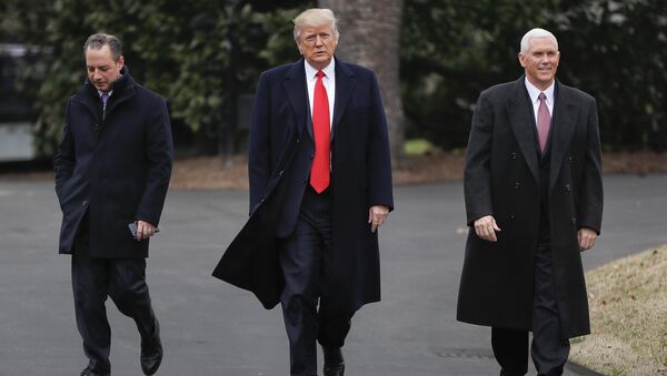 Президент США Дональд Трамп в сопровожении вице-президента Майка Пенса и главы аппарата Белого дома Райнса Прибуса. Архивное фото