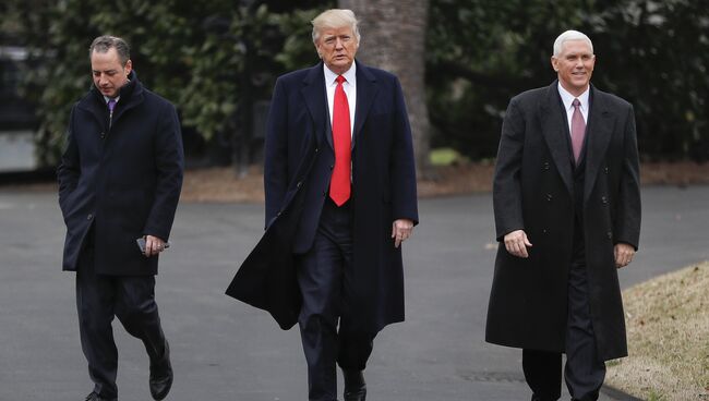 Президент США Дональд Трамп в сопровожении вице-президента Майка Пенса и главы аппарата Белого дома Райнса Прибуса. Архивное фото