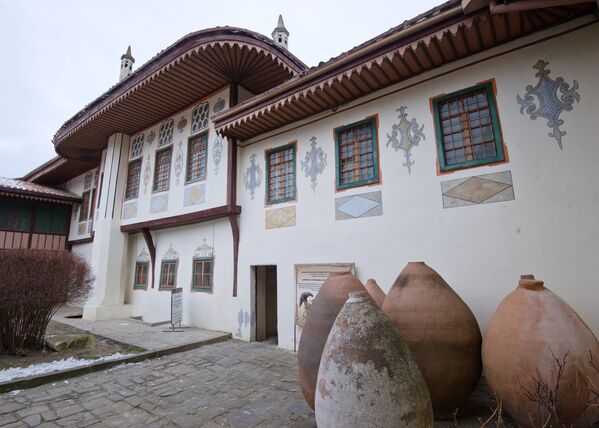 На территории Ханского дворца во время реставрационных работ в рамках подготовки к 100-летию музейного комплекса Ханского дворца в Бахчисарае