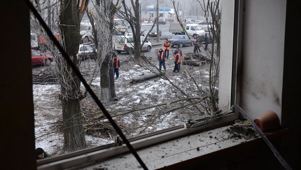 Последствия ночного обстрела в Донбассе. Архивное фото