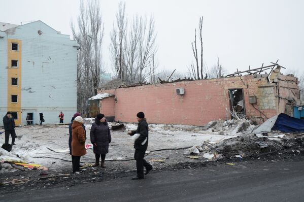 Последствия ночного обстрела в Калининском районе Донецка