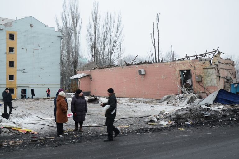 Последствия ночного обстрела в Калининском районе Донецка