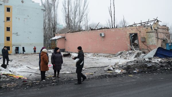 Последствия ночного обстрела в Калининском районе Донецка. Февраль 2017