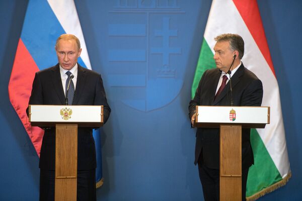 Президент РФ Владимир Путин и премьер-министр Венгрии Виктор Орбан во время совместной пресс-конференции по итогам встречи в Будапеште. 2 февраля 2017 года Президент РФ Владимир Путин и премьер-министр Венгрии Виктор Орбан во время совместной пресс-конференции по итогам встречи в Будапеште. 2 февраля 2017 года