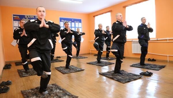 Осужденные посещают кружок йоги в Омской исправительной колонии №3