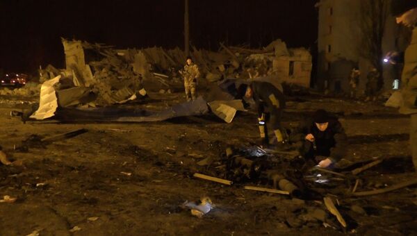 Разрушенные дома и сгоревшая машина - последствия ночного обстрела Донецка