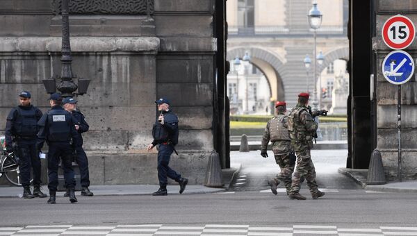 Сотрудники полиции и военные возле здания Лувра в Париже, Франция. 3 февраля 2017