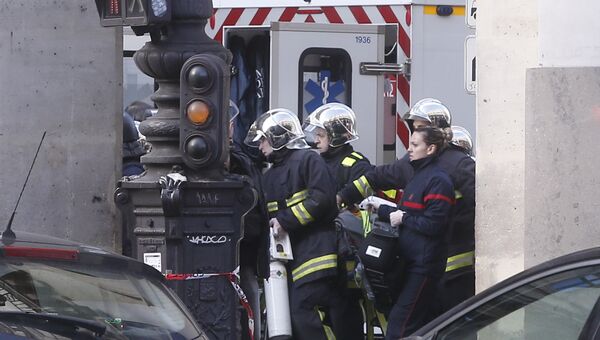 Спасатели несут носилки возле здания Лувра в Париже, где неизвестный напал на военнослужащего, Франция. 3 февраля 2017