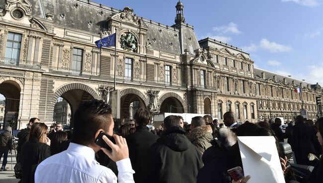 Люди возле здания Лувра в Париже, где неизвестный напал на военнослужащего, Франция. 3 февраля 2017. Архивное фото