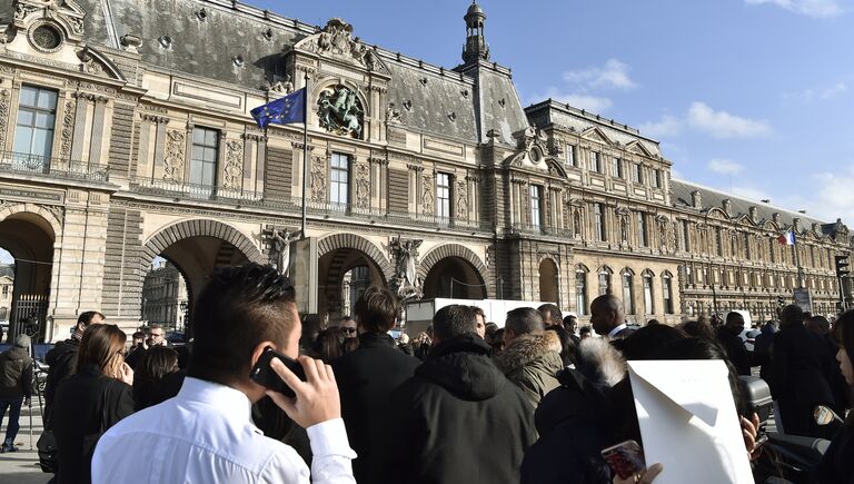 Люди возле здания Лувра в Париже, где неизвестный напал на военнослужащего, Франция. 3 февраля 2017