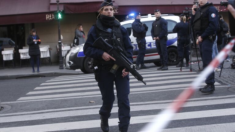 Сотрудники полиции возле здания Лувра в Париже, где неизвестный напал на военнослужащего, Франция. 3 февраля 2017