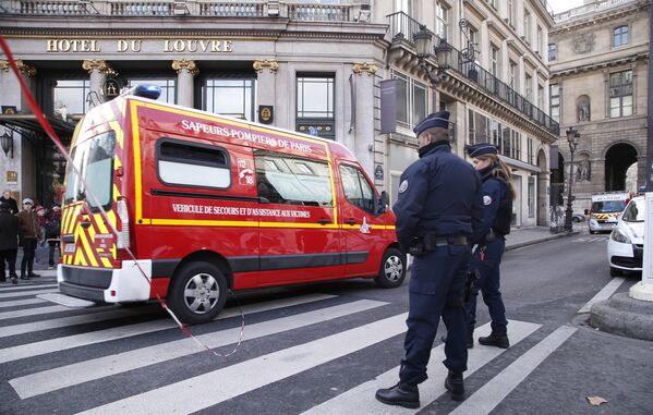 Спасатели и сотрудники полиции возле здания Лувра в Париже, где неизвестный напал на военнослужащего, Франция. 3 февраля 2017