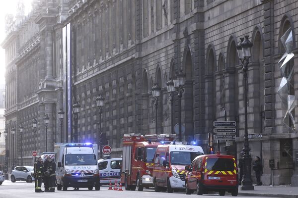 Спасатели и сотрудники полиции возле здания Лувра в Париже, где неизвестный напал на военнослужащего, Франция. 3 февраля 2017