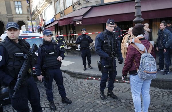 Сотрудники полиции возле здания Лувра в Париже, где неизвестный напал на военнослужащего, Франция. 3 февраля 2017
