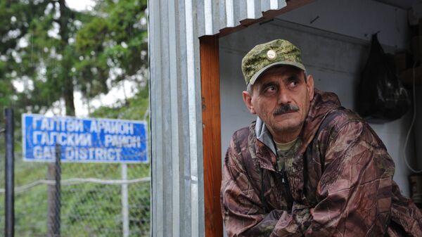 Охранник на пограничном пункте Ингур в Гальском районе Абхазии. Архивное фото