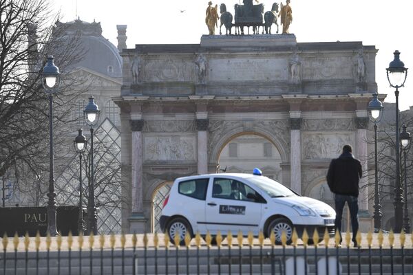 Мужчина возле здания Лувра в Париже, где неизвестный напал на военнослужащего, Франция. 3 февраля 2017
