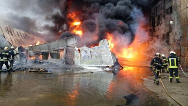 Пожар на складе горюче-смазочных материалов в Подольском районе Киева