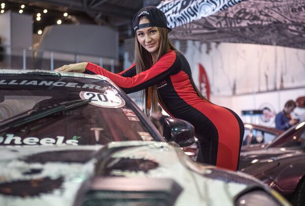 Модель на выставке Motorsport Expo в КВЦ Сокольники в Москве