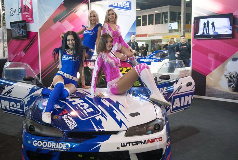 Модели на выставке Motorsport Expo в КВЦ Сокольники в Москве