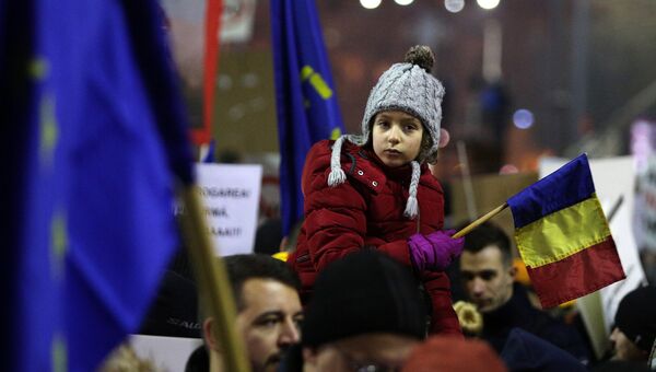 Участники антиправительственного протеста в Румынии