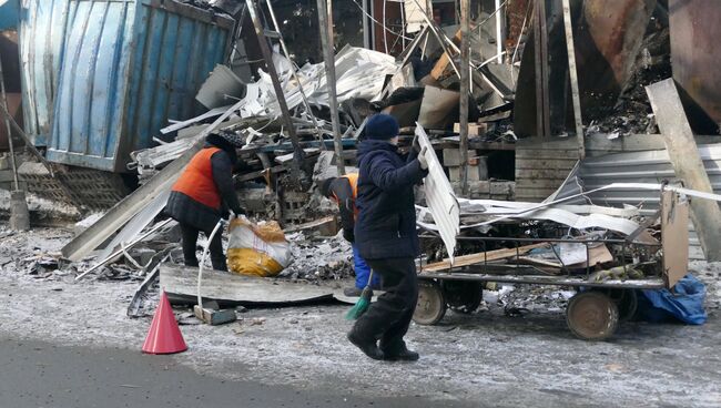 Последствия ночного обстрела в Донецке