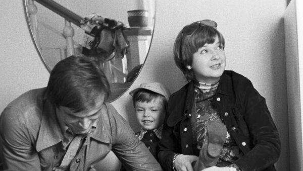 Заслуженный артист РСФСР Георгий Тараторкин с женой и сыном
