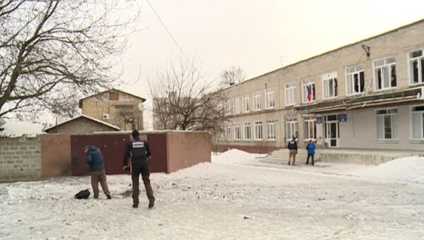 Наблюдатели ОБСЕ обследовали поврежденную артобстрелом школу в Донецке