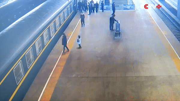 В Китае прохожие спасли девочку, упавшую между поездом и платформой