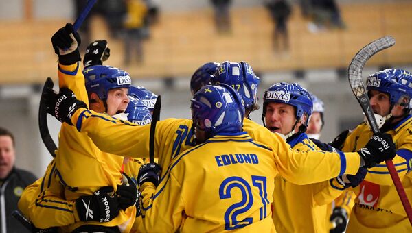 Сборная Швеция радуется победе в финале чемпионата мира по хоккею с мячом
