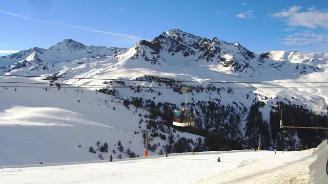 В Австрии восемь лыжников попали под двухсотметровую лавину