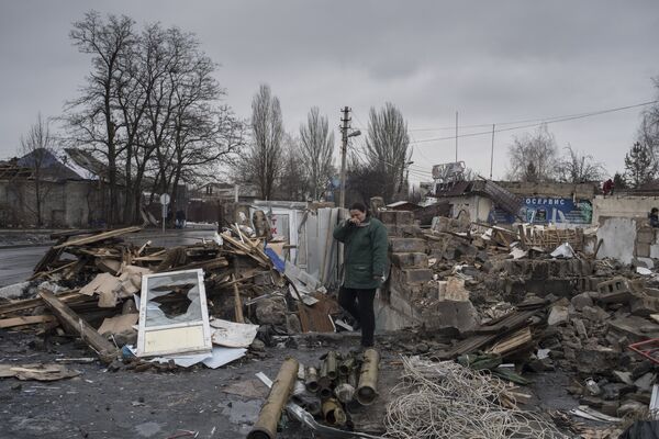 Женщина у разрушенного здания в районе автостанции Мотель в Донецке