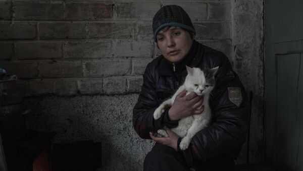 Женщина в подъезде жилого дома в Киевском районе Донецка