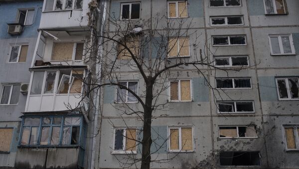 Здание, поврежденное в результате обстрелов, в Киевском районе Донецка. Архивное фото