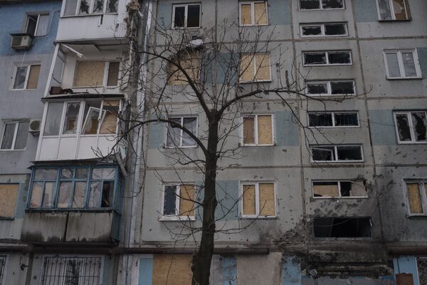 Здание, поврежденное в результате обстрелов, в Киевском районе Донецка