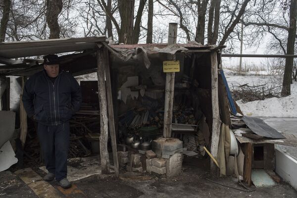 Мужчина у навеса над кухней на улице в Киевском районе Донецка