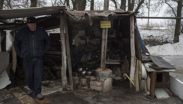 Мужчина у навеса над кухней на улице в Киевском районе Донецка