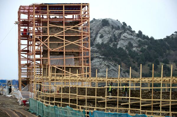 Реставрационные работы на территории Генуэзской крепости на берегу Черного моря в Крыму