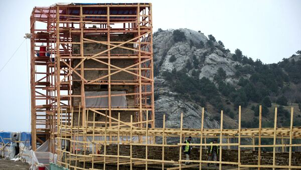 Реставрационные работы на территории Генуэзской крепости на берегу Черного моря в Крыму