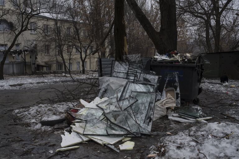 Разбитые в результате обстрелов оконные стекла на свалке в Киевском районе Донецка